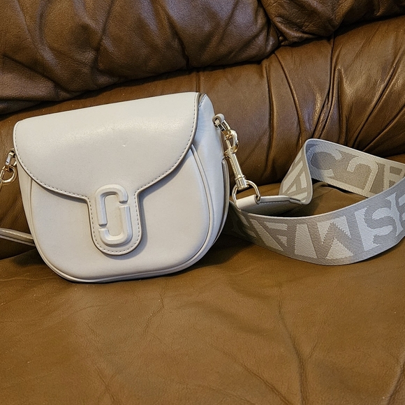 Marc Jacobs Handbags - Women's Marc Jacobs Cream Leather Luxury Crossbody/Shoulder Bag (EXCELLENT)